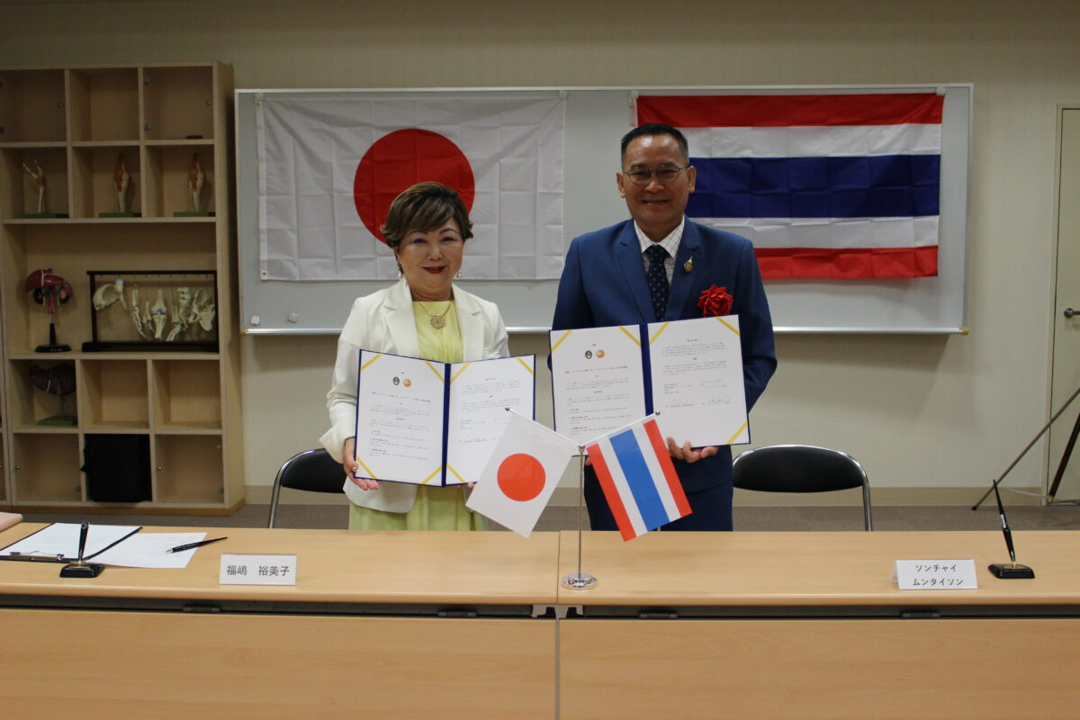 チェンライのラチャパット大学との合同調印式